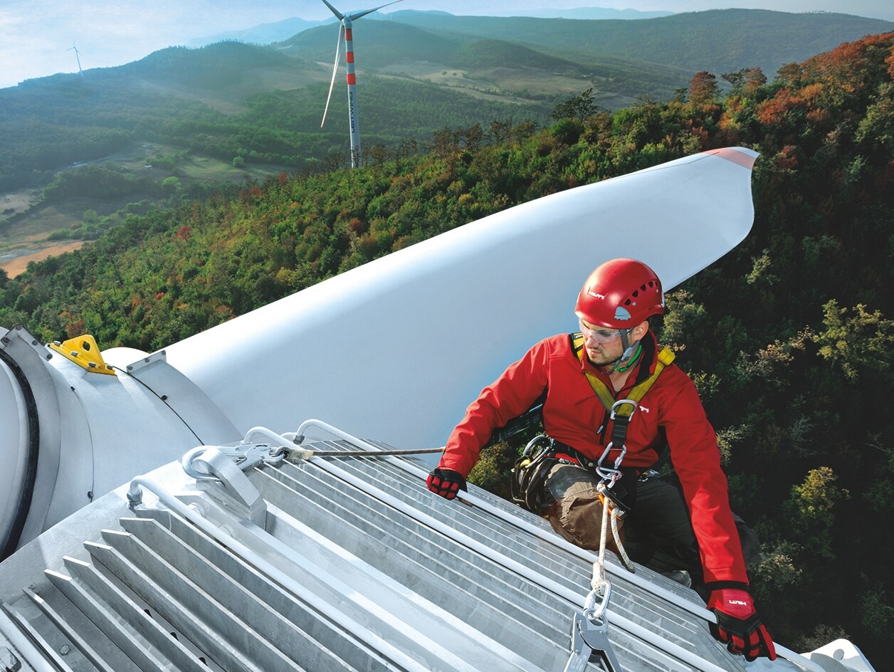 Hilti techník vo výške na veternej elektrárni