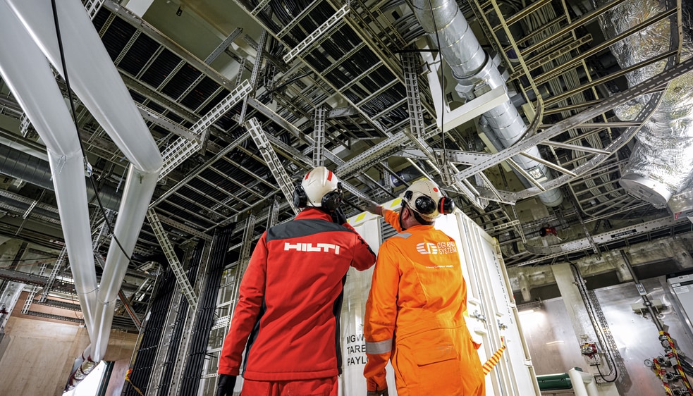 Pracovníci Hilti a Oglaend kontrolujú stropný nosníkový systém Oglaend