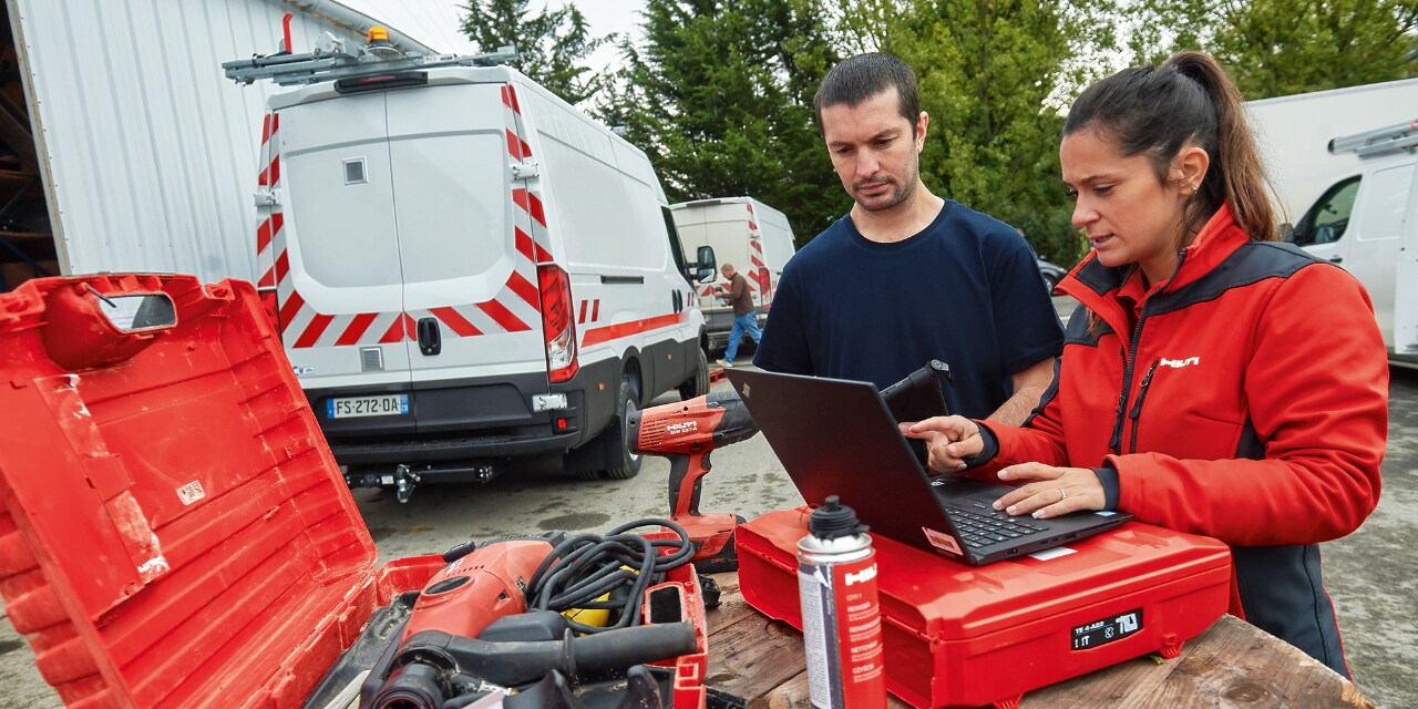Hilti konzultant vysvetľuje riešenie ON!Track
