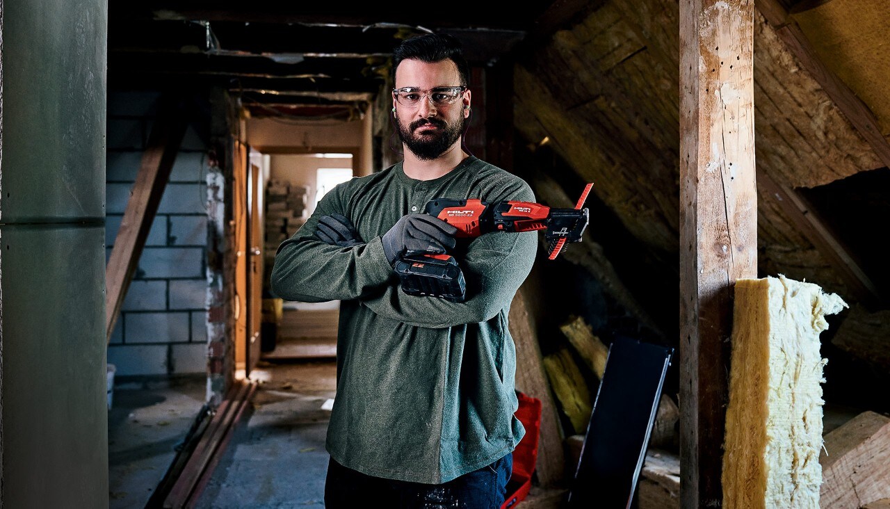 Stavebný robotník so strojom Hilti