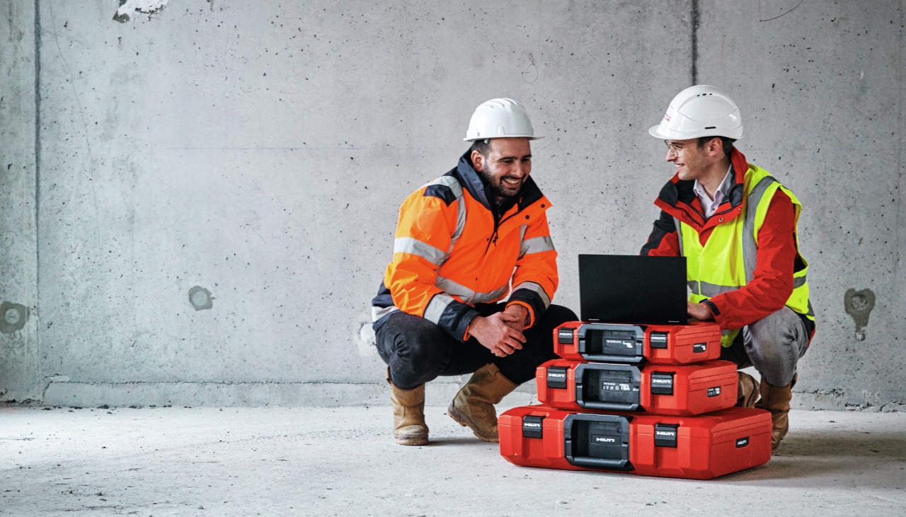 Pracovník s Hilti obchodným poradcom