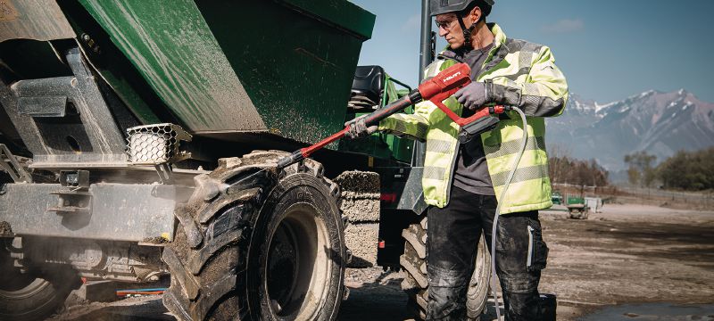 PC 2-22 Akumulátorový tlakový čistič Prenosný tlakový čistič s tlakom až 40 barov (580 PSI), jednoduché upratovanie na stavbách (platforma akumulátora Nuron) Použitie 1