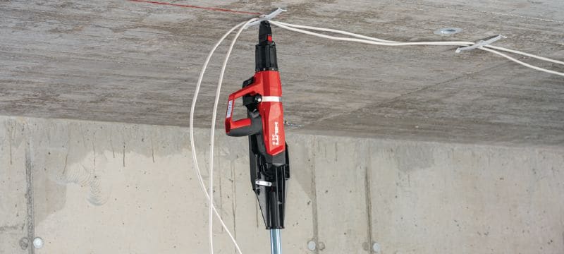 DX 6-F8 Prachom poháňaná klincovačka Plne automatická, veľmi univerzálna prachom poháňaná klincovačka na osadenie samostatných upevňovacích prvkov Použitie 1