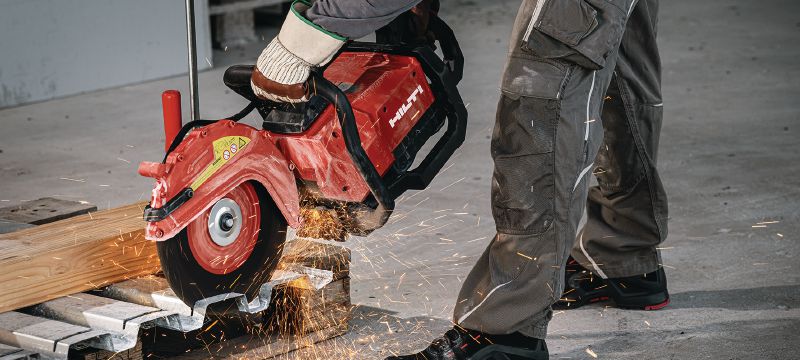 Akumulátorová rezná píla DSH 700-22 ATC (300 mm) Všestranná akumulátorová píla so zadnou rukoväťou, na rezanie do 120 mm s 300 mm čepeľou do betónu, muriva a kovu (batériová platforma Nuron) Použitie 1