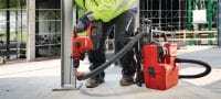 VC 4LX-22 T8 trieda-L akumulátorový odsávač prachu Kompaktný a výkonný akumulátorový odsávač prachu s voliteľným batohom na pripojenie k elektrickému náradiu a vysávanie na pracovisku (mokré a suché), nádrž s objemom 8 l (akumulátor Nuron) Použitie 1
