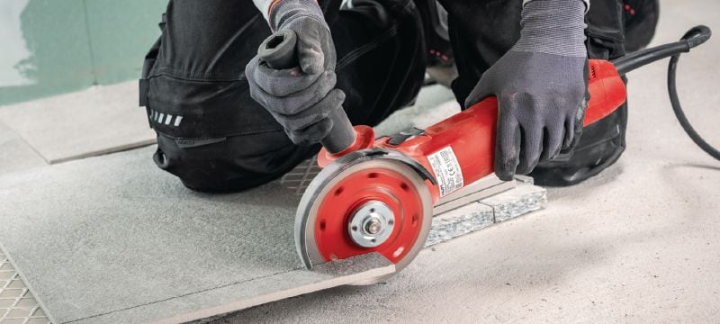 SPX diamantový kotúč na tvrdú dlažbu Jedinečný diamantový kotúč na zaistenie vynikajúcej účinnosti rezania do tvrdých materiálov, napr. do vysoko spekaných dlaždíc a žuly Použitie 1