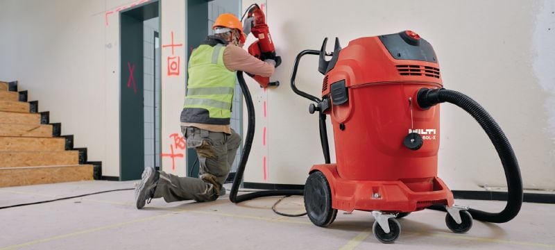 VC 60M-X − odsávač prachu triedy M Veľmi výkonný vysávač prachu na pripojenie k elektrickému náradiu a na čistenie staveniska (mokré a suché) s nádržou s objemom 60 l Použitie 1