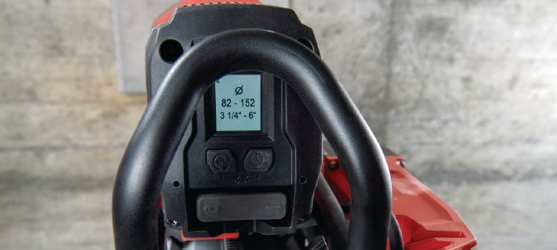 Diamantový jadrový vŕtací stroj DD 250-CA Pokročilý diamantový vŕtací nástroj pre veľké zaťaženie s voliteľnou jednotkou automatického podávania Cut Assist na jadrové vŕtanie veľmi malých až veľkých otvorov s priemerom 12-500 mm (1/2 - 20) Použitie 1