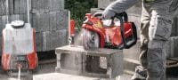 Akumulátorová rezná píla DSH 600-22 ATC (300 mm) Kompaktná akumulátorová píla s hornou rukoväťou, na rezanie do 120 mm s 300 mm čepeľou do betónu, muriva a kovu (akumulátorová platforma Nuron) Použitie 1