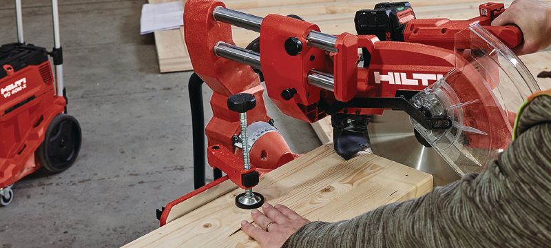 SM 60-22 Akumulátorová pokosová píla Pokosová píla s priečnym rezom do 100x355 mm a rezaním pod uhlom až 48° (akumulátorová platforma Nuron) Použitie 1