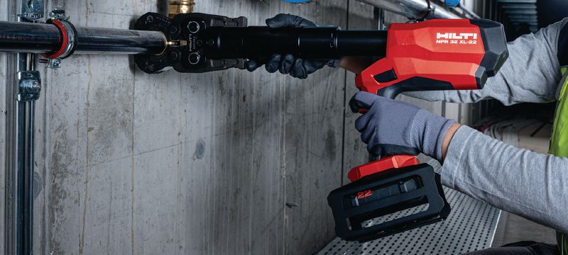 Hydraulické lisovacie kliešte na potrubie NPR 32 XL-22 Masívne akumulátorové lisovacie kliešte na potrubie s pištoľovou rukoväťou kompatibilné s 32 kN výmennými čeľusťami a krúžkami (platforma akumulátora Nuron) Použitie 1