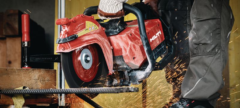 Akumulátorová rezná píla DSH 700-22 ATC (300 mm) Všestranná akumulátorová píla so zadnou rukoväťou, na rezanie do 120 mm s 300 mm čepeľou do betónu, muriva a kovu (batériová platforma Nuron) Použitie 1