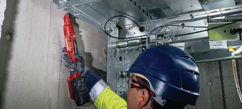 SIW 4R-22 Pravouhlý rázový uťahovák Kompaktný, akumulátorový pravouhlý rázový uťahovák pre dosiahnutie ťažko dostupných miest Použitie 1