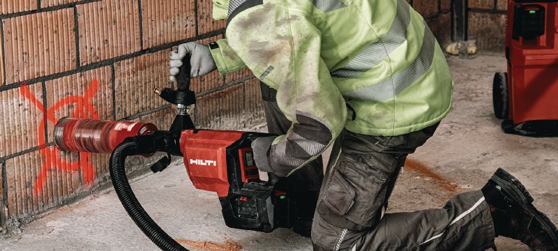 DD 150-U-22 Akumulátorová jadrová vŕtačka Akumulátorový diamantový vrták na ručné alebo plošinové vrtanie od 52 do 162 mm (2 - 6-3/8) v betóne alebo do 252 mm (10) v murive (batéria Nuron) Použitie 1