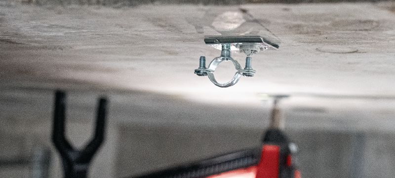 Montáž potrubnej objímky X-TH Potrubná objímka na montáž kovových konštrukcií s predinštalovaným závitovým klincom pre ľahké elektrické a mechanické upevnenia na stropy a použitie so zásobníkovými klincami Použitie 1