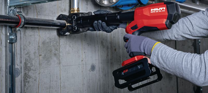 Hydraulické lisovacie kliešte na potrubie NPR 32 XL-22 Masívne akumulátorové lisovacie kliešte na potrubie s pištoľovou rukoväťou kompatibilné s 32 kN výmennými čeľusťami a krúžkami (platforma akumulátora Nuron) Použitie 1