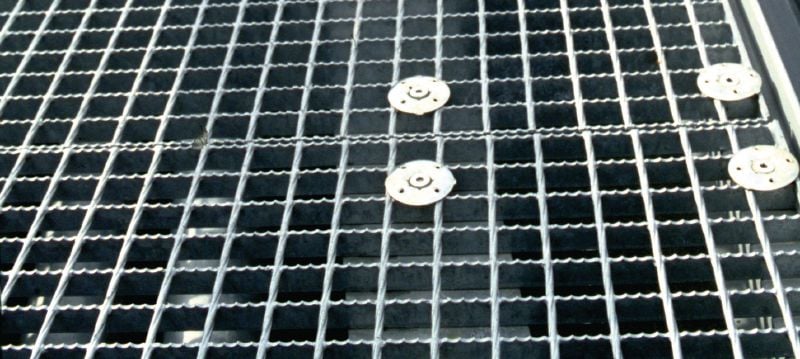 Držiak podlahových roštov (nehrdzavejúca oceľ) X-FCM-R Držiak roštov pre použitie so závitovými klincami vo vysoko korozívnom prostredí Použitie 1