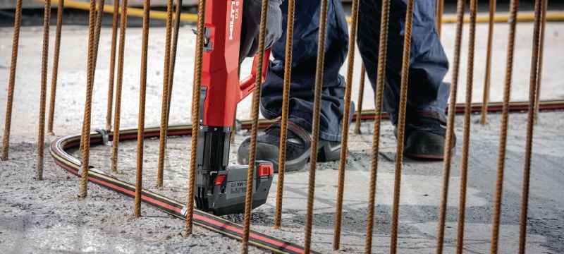 Prachom poháňaná klincovačka DX 6 MX so zásobníkom Plne automatická prachom poháňaná klincovačka so zásobníkom na páskované klince Použitie 1