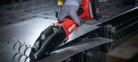 SSH 6-22 Akumulátorové nožnice na kov Akumulátorové drážkové nožnice na rýchle strihanie plechov a kovových profilov s hrúbkou až 2,5 mm | 12 Ga – rezací nôž Hilti SSH CS súčasťou balenia (batériová platforma Nuron) Použitie 6