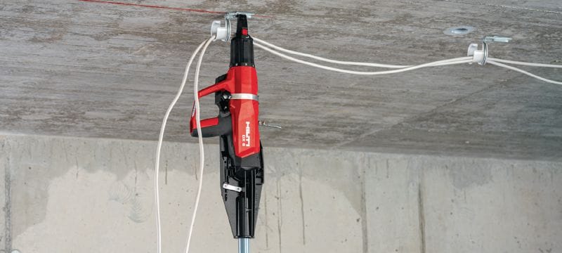 DX 6-F8 Prachom poháňaná klincovačka Plne automatická, veľmi univerzálna prachom poháňaná klincovačka na osadenie samostatných upevňovacích prvkov Použitie 1