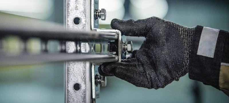 MT-CC-40/50 FL Predmontované U-konektory Svorka s predmontovanou maticou Fast-Lock a skrutkou na priečne spojenie kanála s kanálom podpery MT Použitie 1