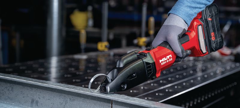 SSH 6-22 Akumulátorové nožnice na kov Akumulátorové drážkové nožnice na rýchle strihanie plechov a kovových profilov s hrúbkou až 2,5 mm | 12 Ga – rezací nôž Hilti SSH CS súčasťou balenia (batériová platforma Nuron) Použitie 1
