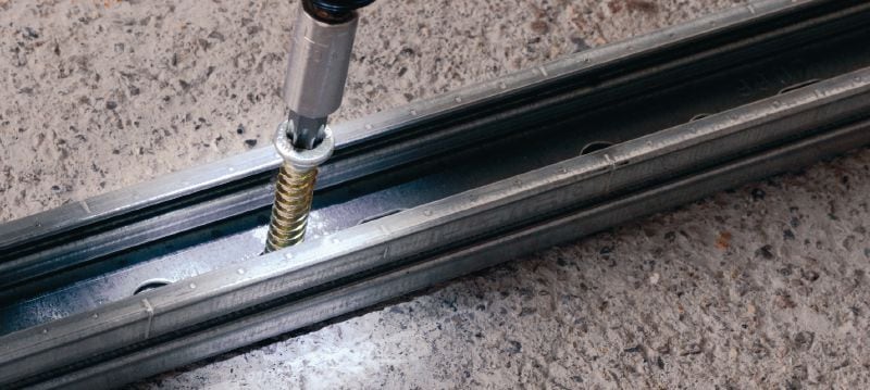 Kotviaca skrutka HUS 6 Úsporná kotviaca skrutka pre montáž s ľahkým zaťažením do betónu a muriva (uhlíková oceľ, plochá hlava) Použitie 1