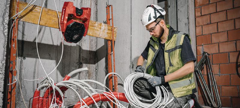 KCF 4-22 Akumulátorový ventilátor Výkonný ventilátor na pracovisko s celodennou výdržou batérie, otočnou hlavou a závesnými hákmi na chladenie a vetranie pracovných priestorov (batériová platforma Nuron) Použitie 1