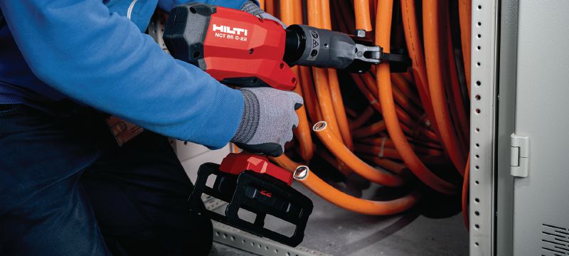 NCT 85 C-22 akumulátorové nožnice na medené/hliníkové káble Akumulátorové nožnice s pištoľovou rukoväťou na medené a hliníkové káble do 3,2 palca │ 80 mm (platforma akumulátora Nuron) Použitie 1