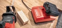 B 12-55 12 V akumulátor Kompaktný, vysokokapacitný Li-ionový akumulátor 12 V, 5,0 Ah s modernizovanými článkami typu 21700, ktoré umožňujú zvládnutie viacerých prác na jedno nabitie Použitie 1