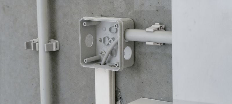 X-EKS-E MX Káblová príchytka Plastová stohovateľná príchytka na potrubie s konštrukciou s klipom na použitie so zásobníkovými klincami Použitie 1