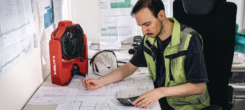 KCF 4-22 Akumulátorový ventilátor Výkonný ventilátor na pracovisko s celodennou výdržou batérie, otočnou hlavou a závesnými hákmi na chladenie a vetranie pracovných priestorov (batériová platforma Nuron) Použitie 1