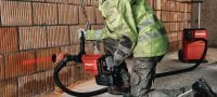 DD 110-D-22 Akumulátorová jadrová vŕtačka Akumulátorový a kompaktný diamantový vŕtací stroj pre ručné vŕtanie s priemerom 12-132 mm (5/16 – 5-1/4) (platforma batérií Nuron) Použitie 1