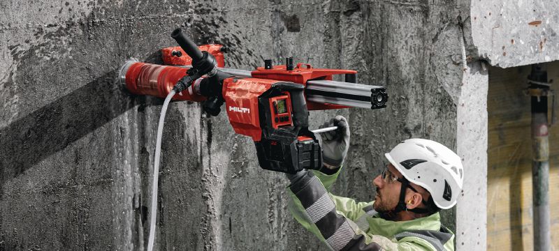 DD 150-U-22 Akumulátorová jadrová vŕtačka Akumulátorový diamantový vrták na ručné alebo plošinové vrtanie od 52 do 162 mm (2 - 6-3/8) v betóne alebo do 252 mm (10) v murive (batéria Nuron) Použitie 1