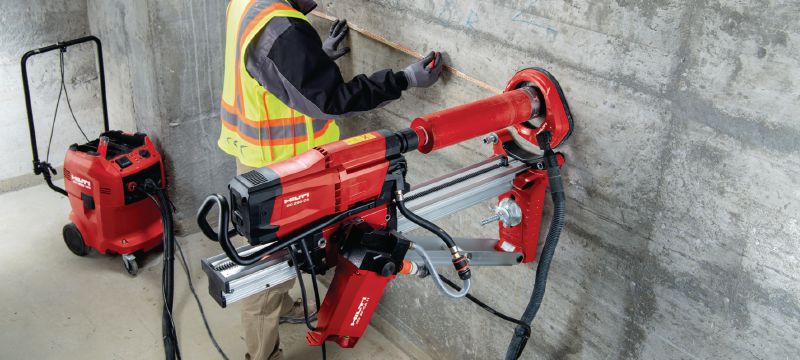 Diamantový jadrový vŕtací stroj DD 250-CA Pokročilý diamantový vŕtací nástroj pre veľké zaťaženie s voliteľnou jednotkou automatického podávania Cut Assist na jadrové vŕtanie veľmi malých až veľkých otvorov s priemerom 12-500 mm (1/2 - 20) Použitie 1