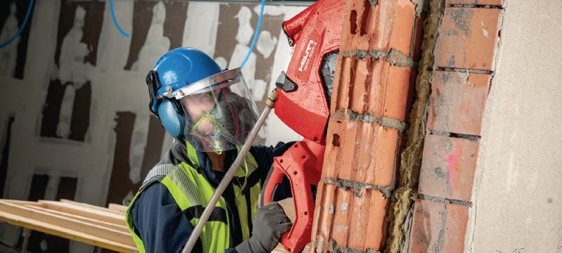 Elektrický rezač DCH 300-X Elektrický ručný diamantový rezač pre rezanie za mokra a za sucha – pre rezanie do hĺbky až 120 mm s kotúčmi 305 mm Použitie 1