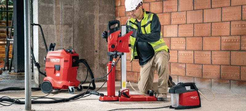 Diamantový jadrový vŕtací stroj DD 150-U Všestranný diamantový vŕtací stroj na ručné alebo stojanové jadrové vŕtanie otvorov s priemerom 8 až 162 mm (5/16 – 6-3/8) Použitie 1