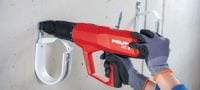 DX 6-F8 Prachom poháňaná klincovačka Plne automatická, veľmi univerzálna prachom poháňaná klincovačka na osadenie samostatných upevňovacích prvkov Použitie 10