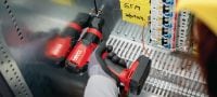 Multifunkčný akumulátorový skrutkovač s vymeniteľnými skľučovadlami SFE 2-A12 Ľahký 12 V akumulátorový vŕtací skrutkovač s výmennými hlavami (odsadené, pravouhlé, 13 mm bezkľúčové a s držiakom bitov hex) určený na montážne práce v stiesnených priestoroch a v blízkosti rohov Použitie 1
