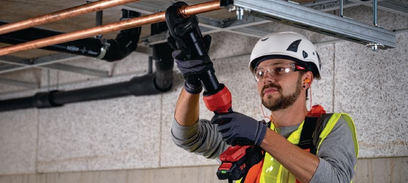 Hydraulické lisovacie kliešte na potrubie NPR 32-22 Všestranné a pohodlné akumulátorové lisovacie kliešte kompatibilné s vymeniteľnými 32 kN lisovacími čeľusťami a krúžkami (platforma akumulátora Nuron) Použitie 1