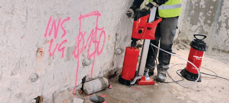 Diamantový jadrový vŕtací stroj DD 160 Kompaktný, ale výkonný diamantový vŕtací stroj na jadrové vŕtanie do betónu so stojanom pre otvory s priemerom 25 až 202 mm (31/32 – 7-15/16”) Použitie 1