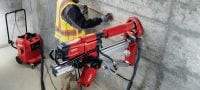 Diamantový jadrový vŕtací stroj DD 250-CA Pokročilý diamantový vŕtací nástroj pre veľké zaťaženie s voliteľnou jednotkou automatického podávania Cut Assist na jadrové vŕtanie veľmi malých až veľkých otvorov s priemerom 12-500 mm (1/2 - 20) Použitie 3