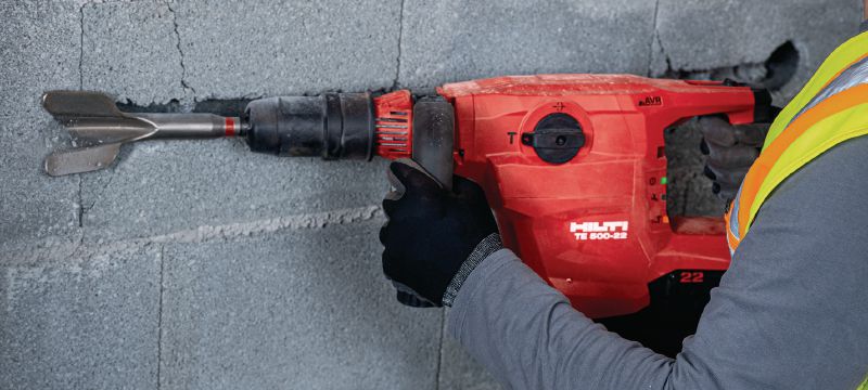 TE 500-22 SDS-Max akumulátorové sekacie kladivo Akumulátorové buracie a sekacie kladivo v prevedení SDS Max (TE-Y) na sekanie do betónu alebo muriva s funkciou aktívnej redukcie vibrácií (batériová platforma Nuron) Použitie 1