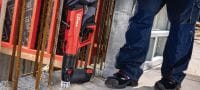 Prachom poháňaná klincovačka DX 6 MX so zásobníkom Plne automatická prachom poháňaná klincovačka so zásobníkom na páskované klince Použitie 3