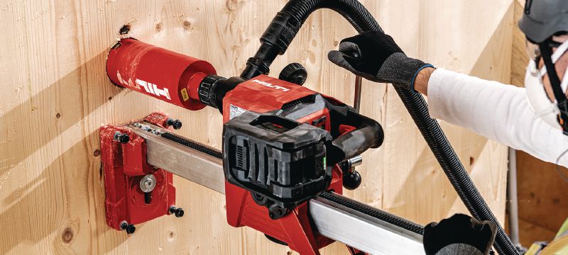DD 150-U-22 Akumulátorová jadrová vŕtačka Akumulátorový diamantový vrták na ručné alebo plošinové vrtanie od 52 do 162 mm (2 - 6-3/8) v betóne alebo do 252 mm (10) v murive (batéria Nuron) Použitie 1