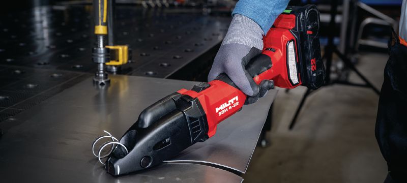SSH 6-22 Akumulátorové nožnice na kov Akumulátorové drážkové nožnice na rýchle strihanie plechov a kovových profilov s hrúbkou až 2,5 mm | 12 Ga – rezací nôž Hilti SSH CS súčasťou balenia (batériová platforma Nuron) Použitie 1