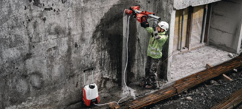 DD 150-U-22 Akumulátorová jadrová vŕtačka Akumulátorový diamantový vrták na ručné alebo plošinové vrtanie od 52 do 162 mm (2 - 6-3/8) v betóne alebo do 252 mm (10) v murive (batéria Nuron) Použitie 1