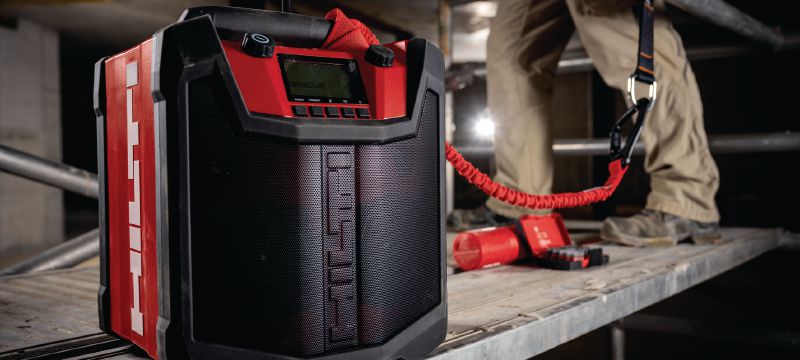 Stavebné rádio R 6-22 Akumulátorové prenosné rádio pre pracovisko s až 22 hodinami prevádzky na jedno nabitie a mimoriadnou odolnosťou umožňujúcou použitie na staveniskách (platforma batérie Nuron) Použitie 1