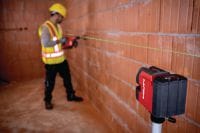 Olovnicový a krížový laser PM 20-CG 12 V Kombinovaný laser s 2 líniami a 5 bodmi na vodoinštalačné práce, niveláciu, vyrovnávanie a štvorcovanie so zeleným lúčom (platforma s 12 V batériou) Použitie 1