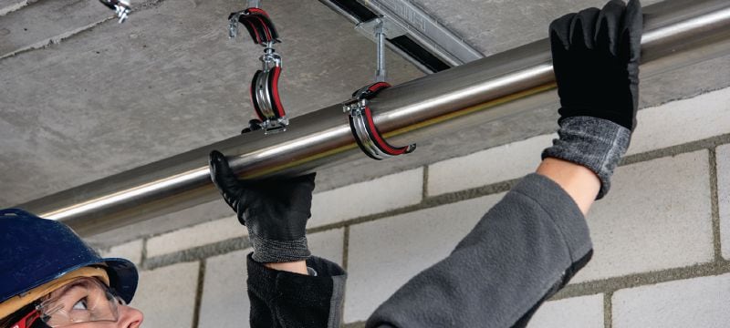MP-U-I rýchloupínacia potrubná objímka Extra prémiová galvanicky pozinkovaná potrubná objímka s vložkou na zvukovú izoláciu a rýchloupínacím záverom na maximálnu produktivitu pri použití so stredným zaťažením Použitie 1